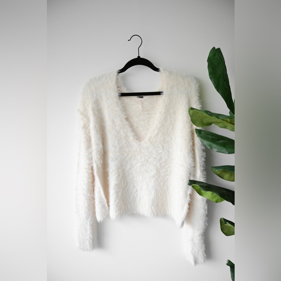 Free People Faux Fur Sweater NWT - Picture 4 of 8